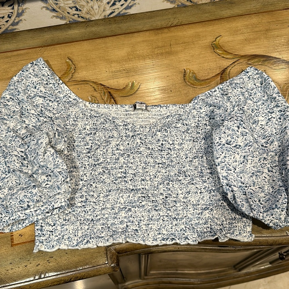 American Eagle- Blue and White Flowered Crop Top -Small